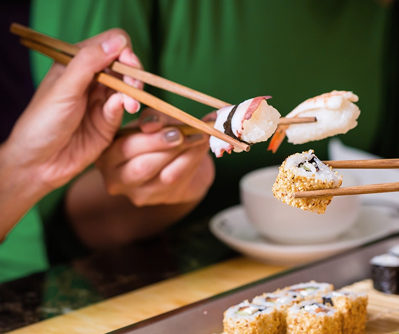 3 personnes mangent des sushis